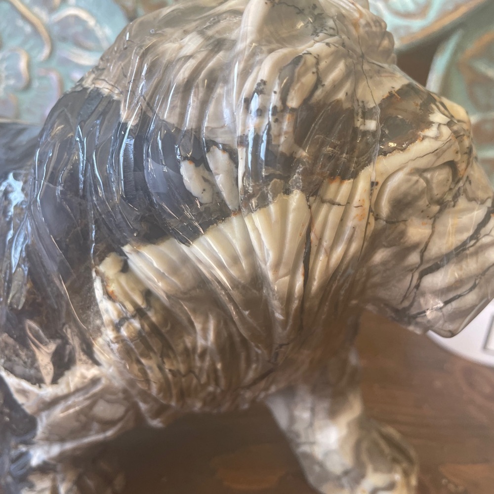 6.8 LBs Amazing Volcano Agate natural stone Lion carving with strong UV! - Picture 12 of 12